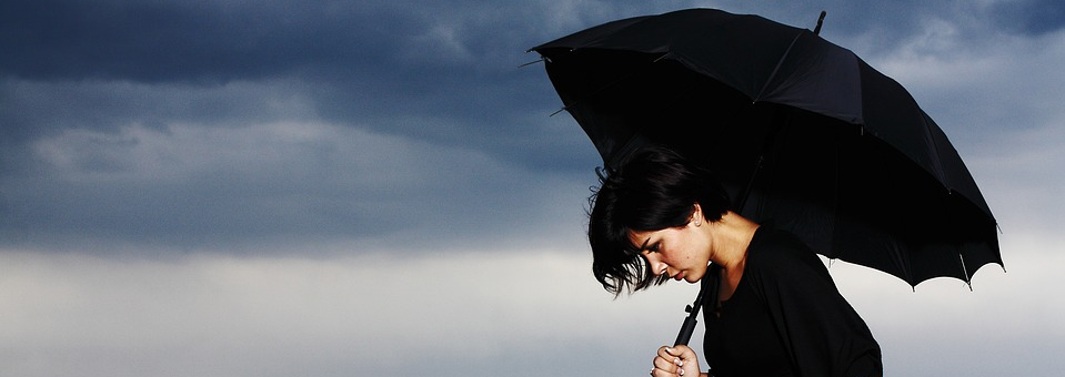 Symbolbild Psyche: schwarz gekleidete junge Frau mit schwarzem Schirm, Credit: Engin_Akyurt, Pixabay