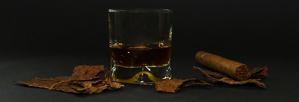 Symbolbild Alkohol und rauchen: Whiskeyglas und Zigarre auf dunklem Hintergrund, Foto: annca, Pixabay