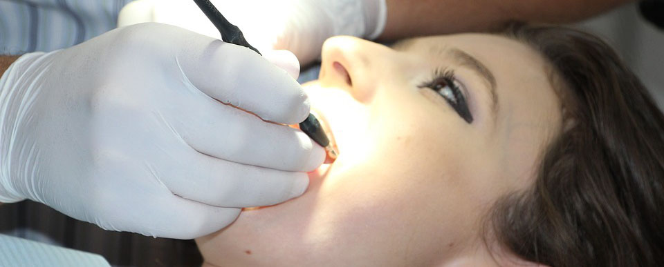 junge Frau erhält Zahnbehandlung, Foto: Reto Gerber
