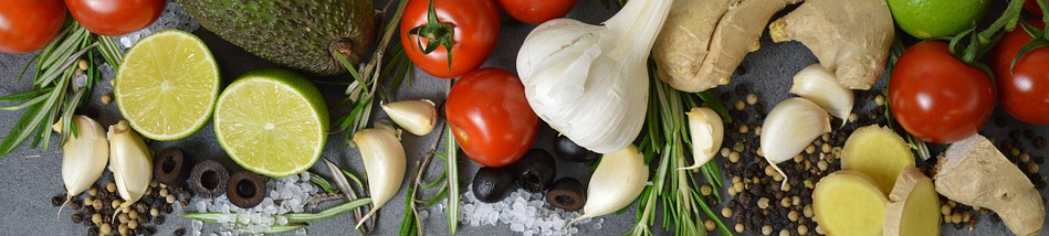 Symbolbild Ernährung: Tomaten, Knoblauch, Avocado, Zitronen, Credit: WerbeHoch, Pixabay