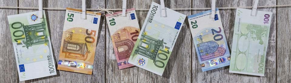 Geldscheine hängen an Wäscheklammern auf Wäscheleine, Credit: Bruno Glätsch, Pixabay