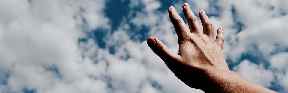 Symbolbild "Helfen", Hand wird Richtung Wolken gestreckt, Credit: StockSnap, Pixabay