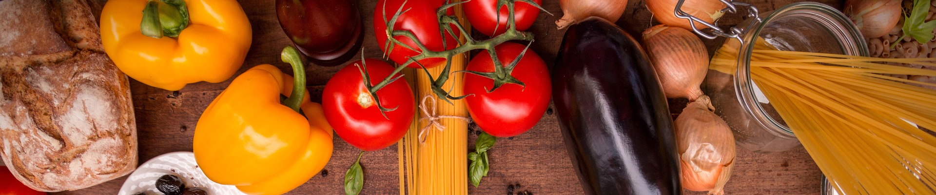 Symbolbild Ernährung: Spaghetti, Tomaten, Paprika, Aubergine, Basilikum, Credit: Pixabay