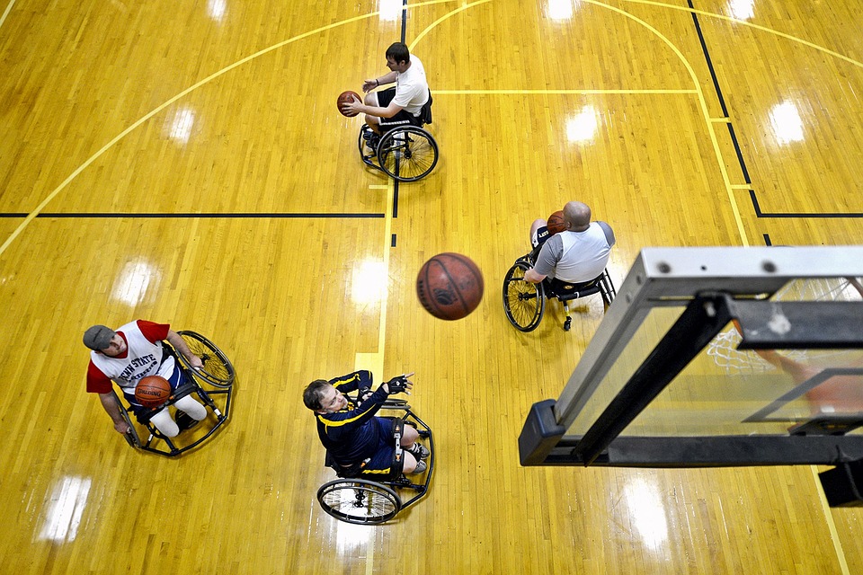 Symbolbild Behindertensport: Rollstuhl-Basketball in einer Turnhalle, Credit: Pixabay