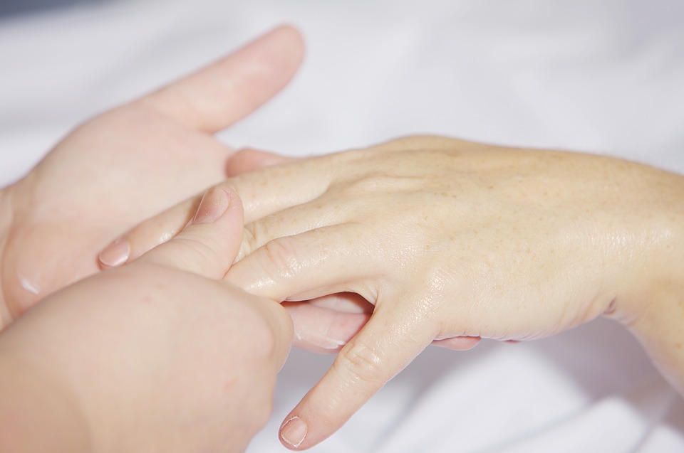Symbolbild Pflege: Im Bild sind 2 Hände zu sehen. Credit: andreas160578, Pixabay