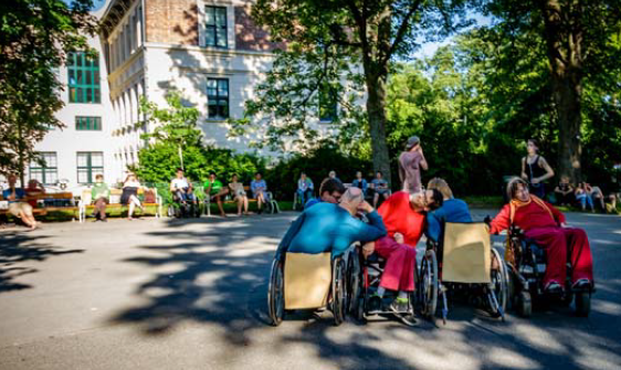 Rollstuhltanz im Park, Credit: Andrea Peller