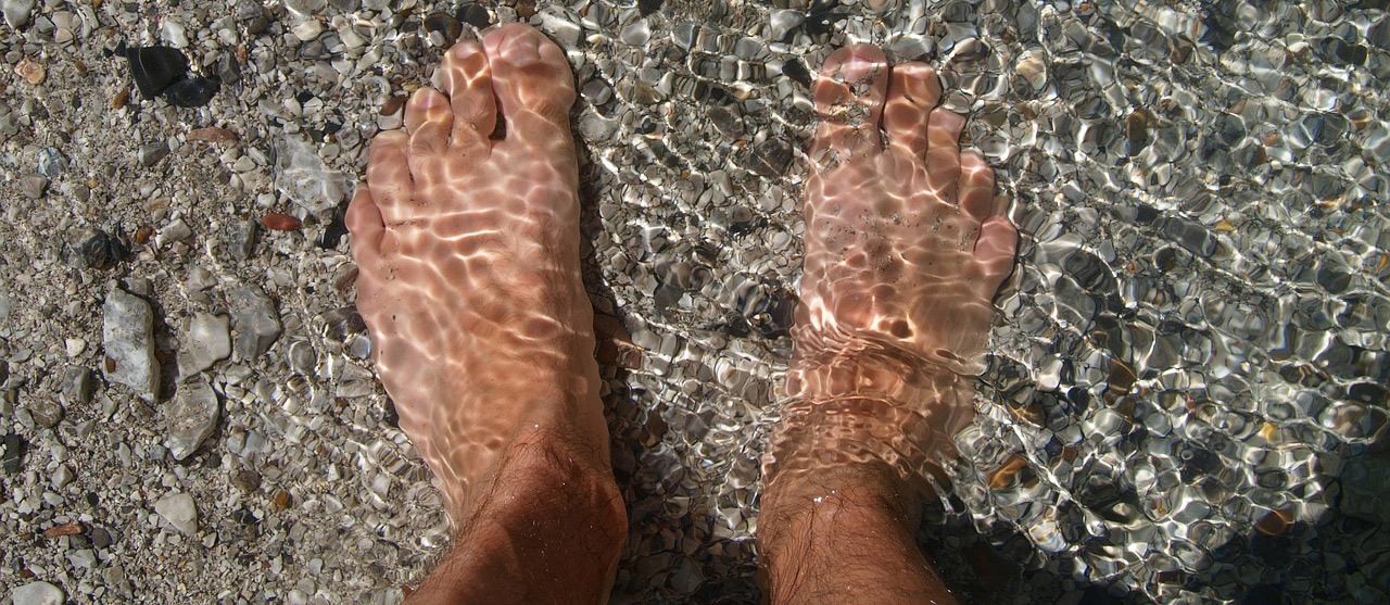 Symbolbild Kühlung: Füße in klarem Bachwasser, Credit: gefrorene_wand, Pixabay
