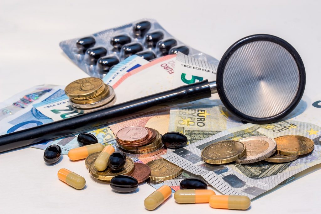 Geldscheine, Münzen, Medikamente und Stethoskop, Credit: Myriams-Foto, Pixabay