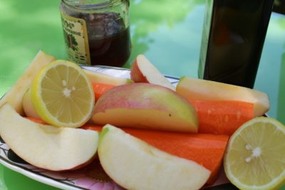 Zutaten für Sommersaft mit Leinöl: Karotten, Äpfel, Zitronen, Honig, Foto: Kerstin Huber-Eibl