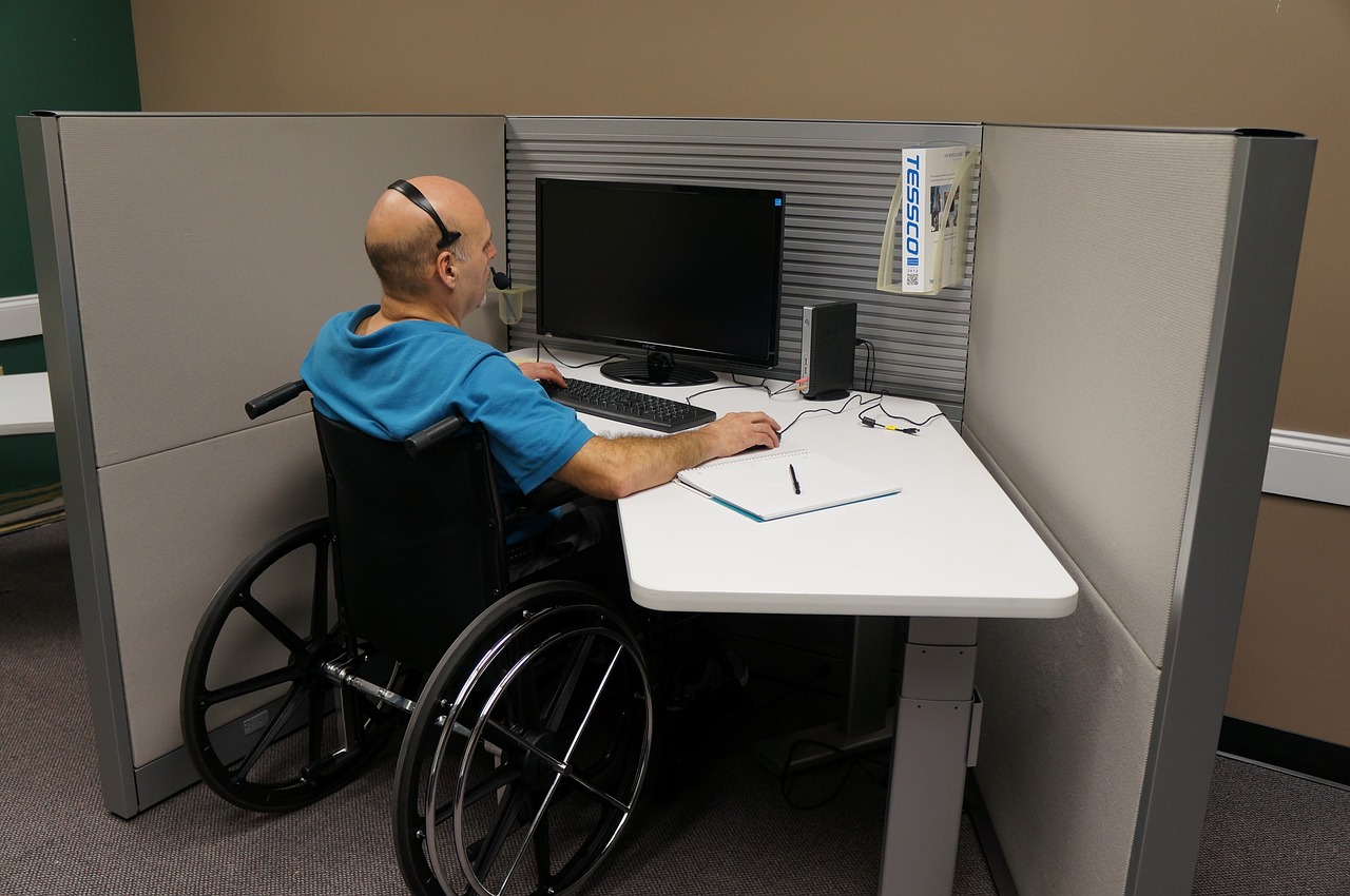 Rollstuhlarbeitsplatz im Büro, Foto: Richard (Dick) Kaufman