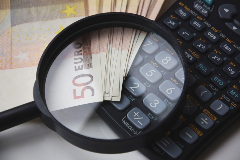 Symbolbild Finanzen: 50-EuroScheine und Taschenrechner, Credit: loufre, Pixabaychner