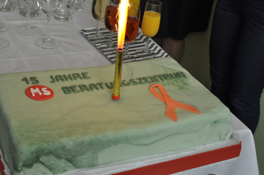 Zu Ehren des 15-jährigen Bestehens des MS-Beratungszentrums wurde eine Torte kreiert.