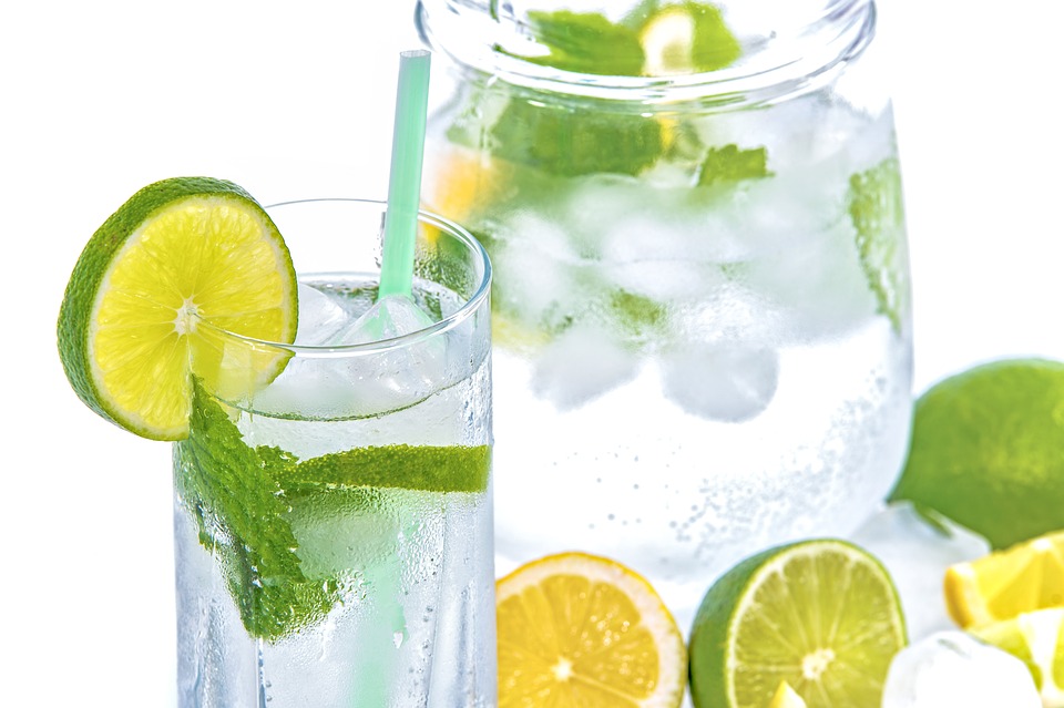 Symbolbild Sommer: Krug und Glase mit Mineralwasser, Eiswürfeln, Limetten und Minze, Credit: PhotoMIX-Company, Pixabay