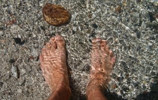 Symbolbild Kühlung: Füße in klarem Bachwasser, Credit: gefrorene_wand, Pixabay