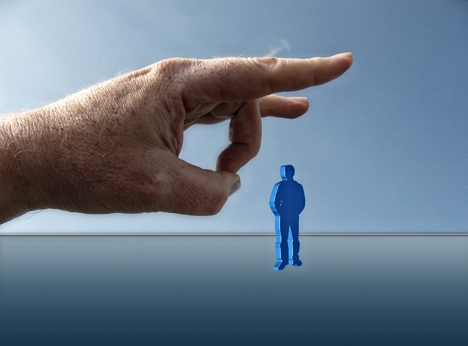 Symbolbild Kündigungsschutz: Überdimensionaler Finger schnipst Arbeitnehmer weg, Credit: Gerd Altmann, Pixabay