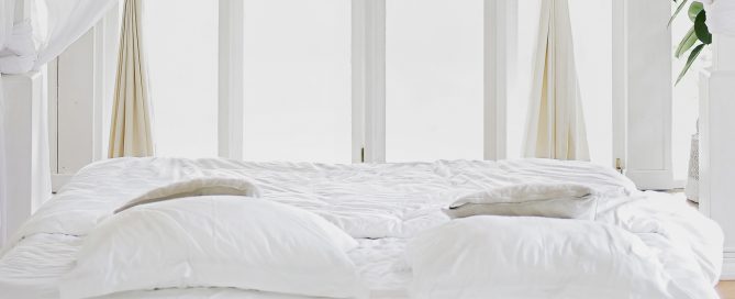 Bett mit weißer Bettwäsche, Credit: Unspalsh