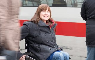 Junge Frau im Rollstuhl am Bahnhof, Bildnachweis: Wolfgang Bellwinkel | DGUV