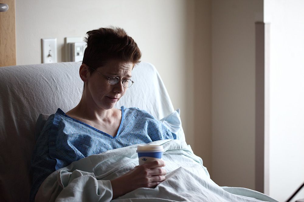 Frau im Krankenbett, Photo by Sharon McCutcheon on Unsplash