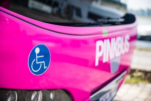 Rollstuhl im Bus, Foto: Pinkbus