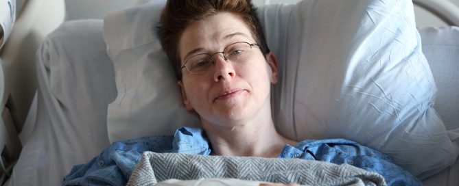 Frau im Krankenbett, Photo by Sharon McCutcheon on Unsplash