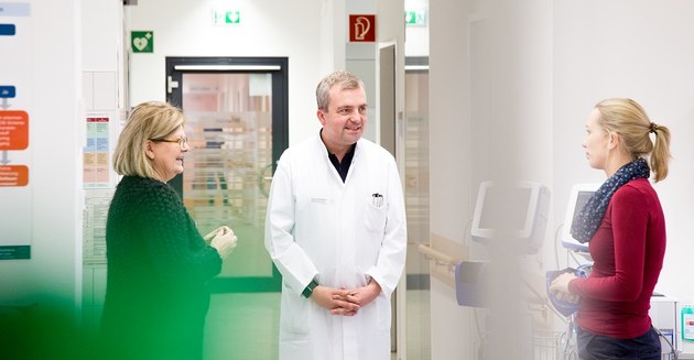 Prof. Dr. Judith Haas (DMSG), Prof. Dr. Tjalf Ziemssen (MS Zentrum) und Physiotherapeutin Katrin Trentzsch (MS Zentrum), © Stephan Wiegand, MF TUD