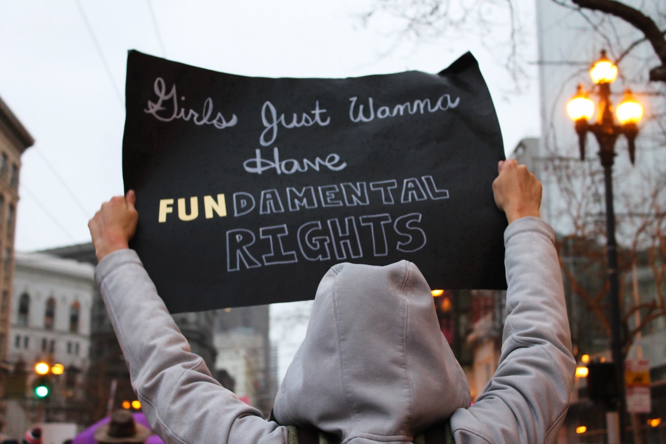 Schild mit Aufschrift: Frauen möchten fundamentale Rechte, Credit: lucia, Unsplash
