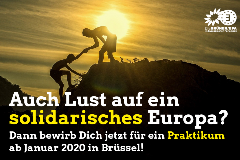 Mann hilft anderem Mann vor einem Sonnenuntergang auf einen Berggipfel. Text: Auch Lust auf ein solidarisches Europa? Dann bewirb dich jetzt für ein Praktikum ab Januar 2020 in Brüssel!