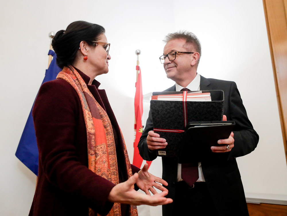 Brigitte Zarfl übergibt ihr Amt an den neuen Sozialminister Rudolf Anschober, Fotocredit: BKA/BMASGK