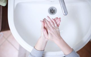 Frau wäscht Hände mit Wasser und Seife, Foto: Martin Slavoljubovski auf Pixabay