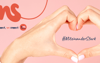 rosa Rechteck, davor zu einem Herz geformte Hände, Schriftzug "I connect, we connect #msconnections #MiteinanderStark