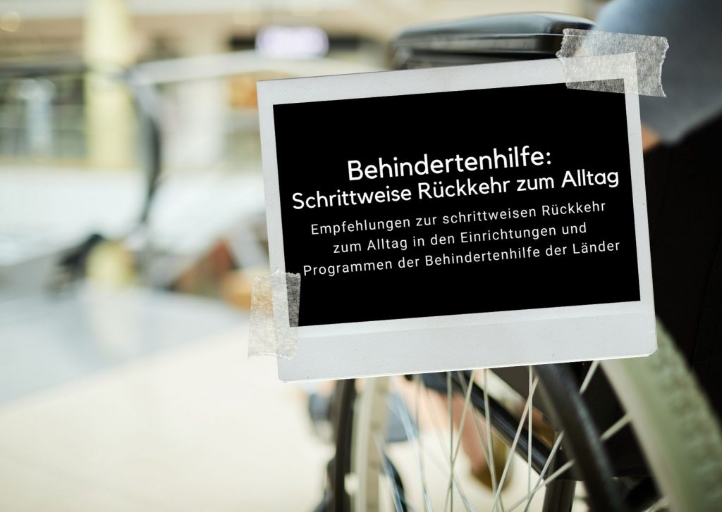 Nahaufnahme Rollstuhl, davor Tafel mit Text: Behindertenhilfe: Schrittweise Rückkehr zum Alltag. Credit: Canva