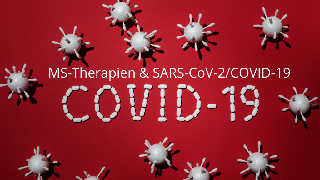 rotes Rechteck, darauf Coronaviren und Tabletten, die das Wort "COVID-19" bilden, Text: MS-Therapien und SARS-CoV-2_COVID-19