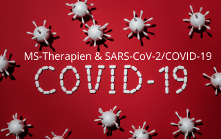 rotes Rechteck, darauf Coronaviren und Tabletten, die das Wort "COVID-19" bilden, Text: MS-Therapien und SARS-CoV-2_COVID-19