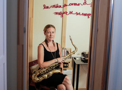 Im Bild: Swantje Lampert, Saxophonistin aus Wien. Fotocredit:ORF/Metafilm