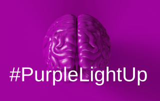 lila Hintergrund mit Gehirn, Schriftzug #PurpleLightUp, Credit: Canva