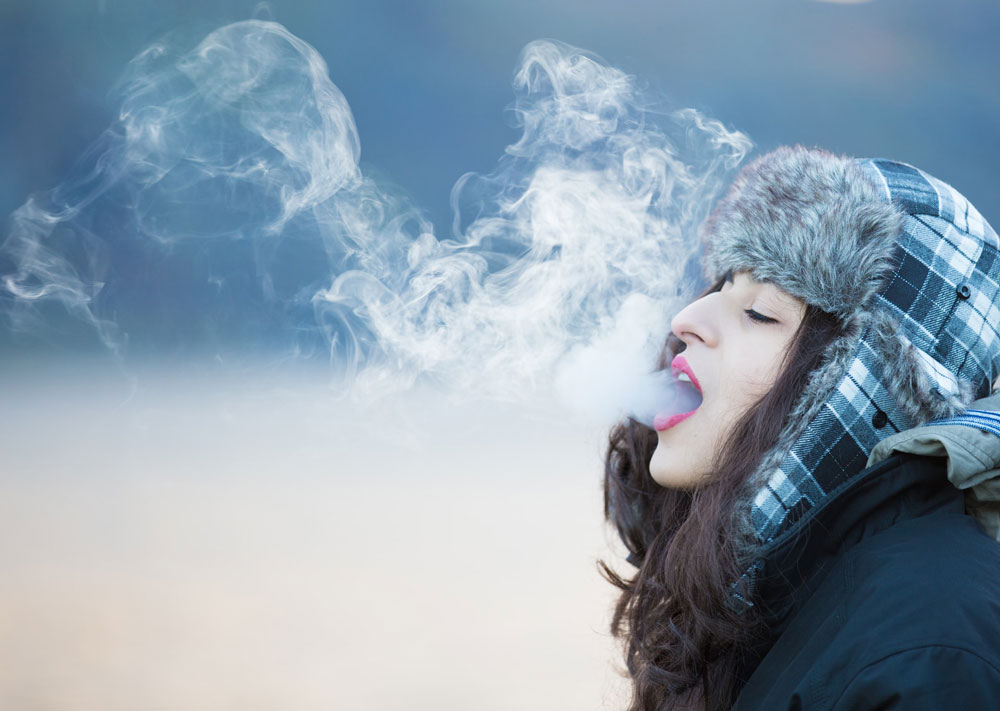 rauchende Frau, Credit: Saad Chaudhry, Unsplash