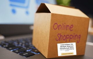 Kiste mit Aufschrift "Online Shopping" steht auf Tastatur, Credit: Canva