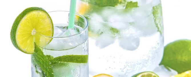 Symbolbild Sommer: Krug und Glase mit Mineralwasser, Eiswürfeln, Limetten und Minze, Credit: PhotoMIX-Company, Pixabay