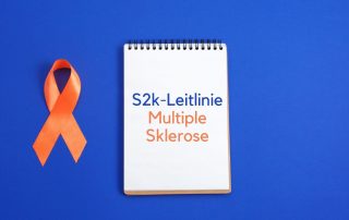 blaues Rechteck mit Multiple Sklerose Awareness-Schleife, darüber Notizblock mit Text: S2k-Leitlinie Multiple Sklerose. Credit: Canva