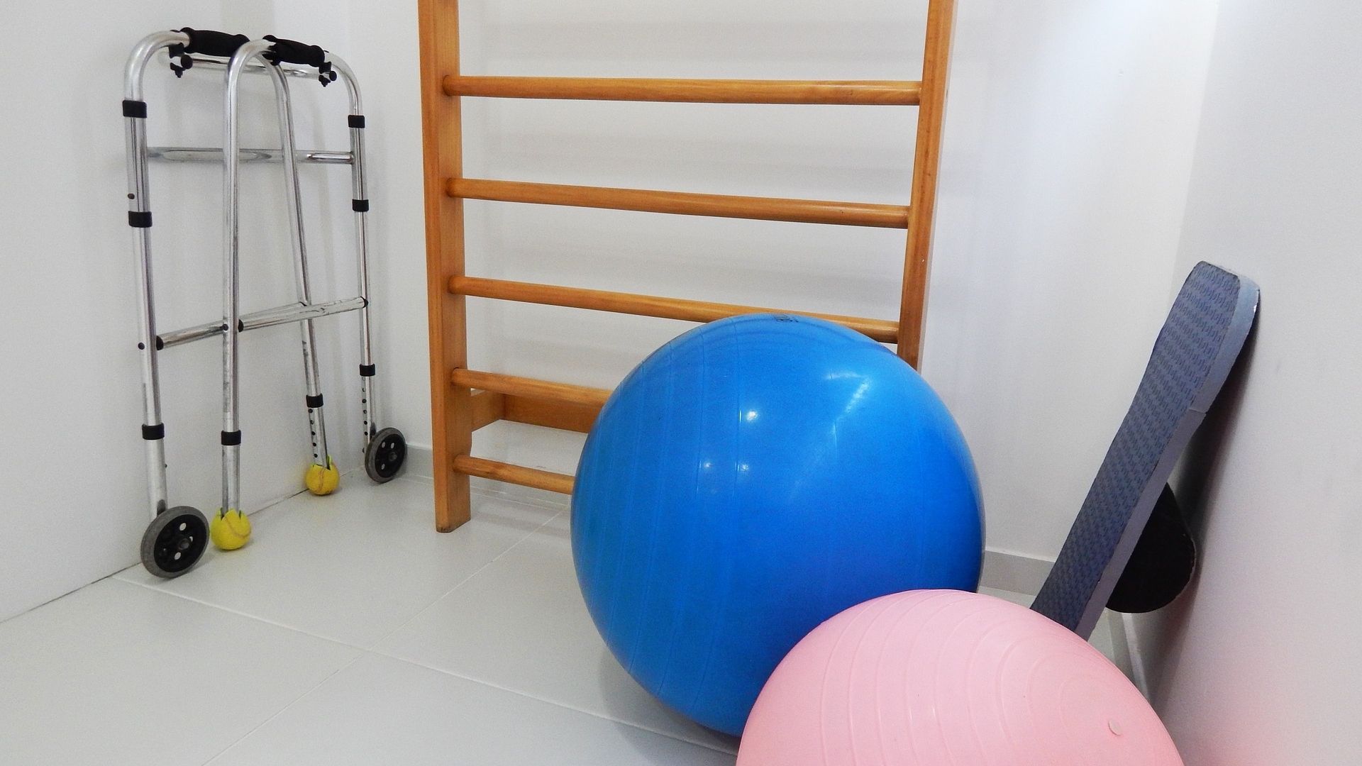Physiotherapie-Raum mit Sprossenwand und Therapiebällen, Credit: Pixabay