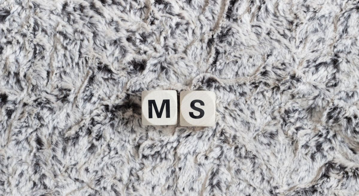 Teppich mit 2 Würfeln mit Buchstbaben "M" bzw. "S", Credit: Canva