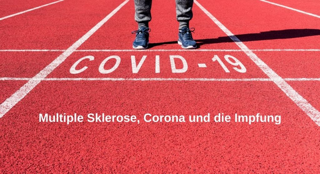 Beine auf Sportplatz vor Ziel mit Aufschrift "COVID-19", Text: Multiple Sklerose, Corona und die Impfung, Credit: Canva